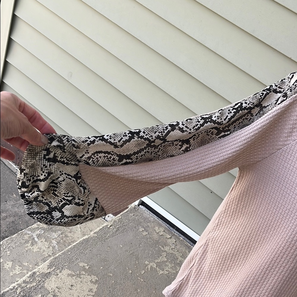 Extremely soft Hailey & Co python print blouse - Picture 8 of 13